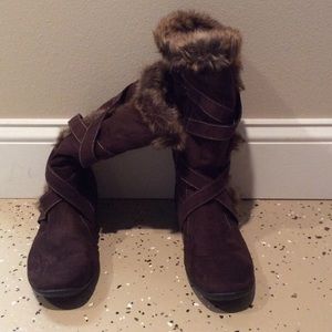Faux fur lined boots.